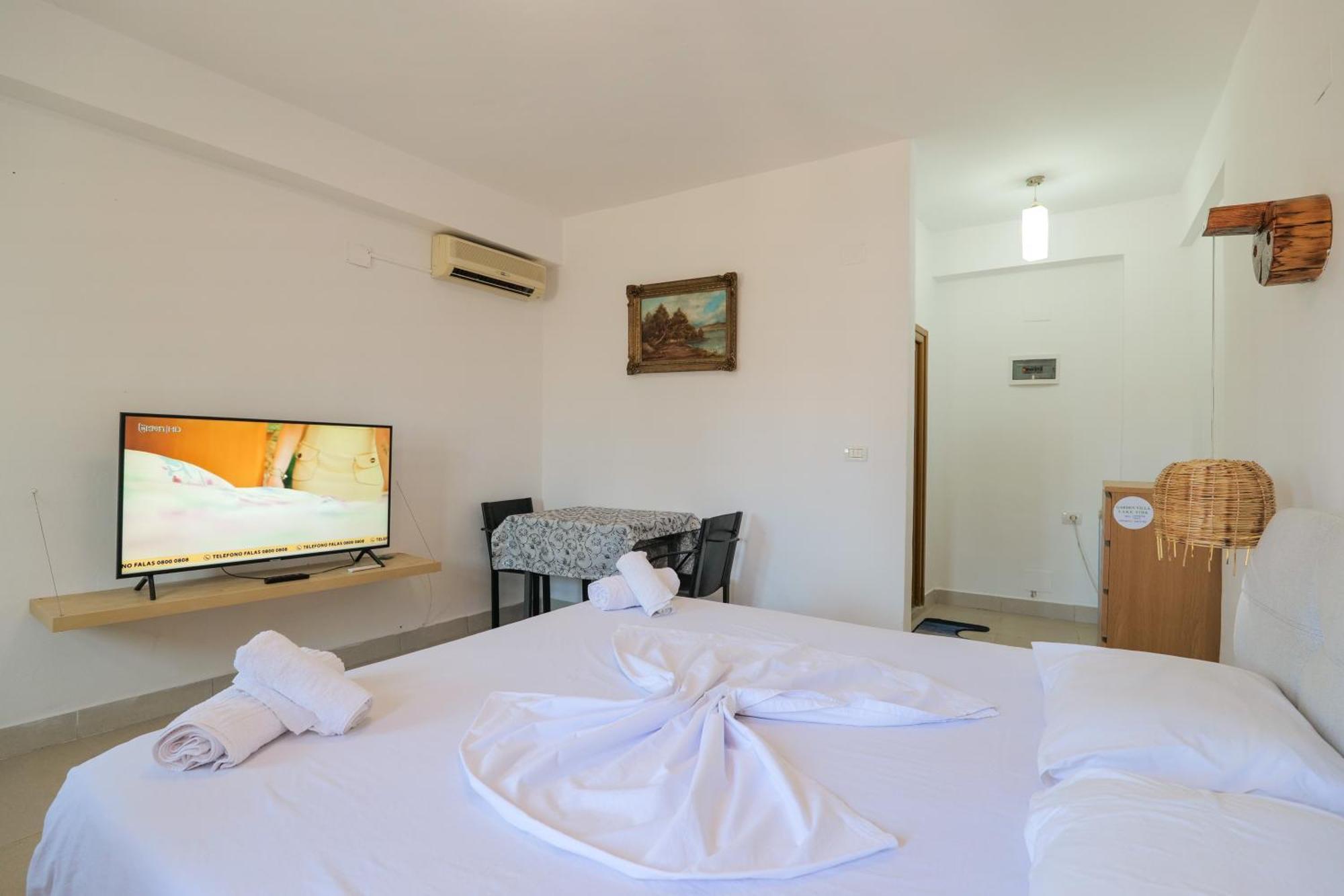 Garden Villa Lake Side & Glamping Ksamil Exterior photo