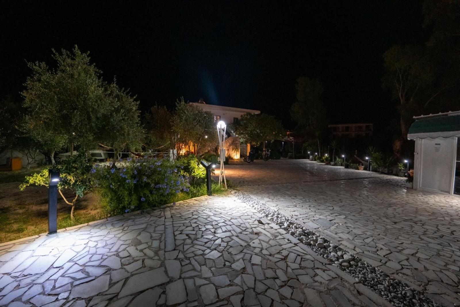 Garden Villa Lake Side & Glamping Ksamil Exterior photo