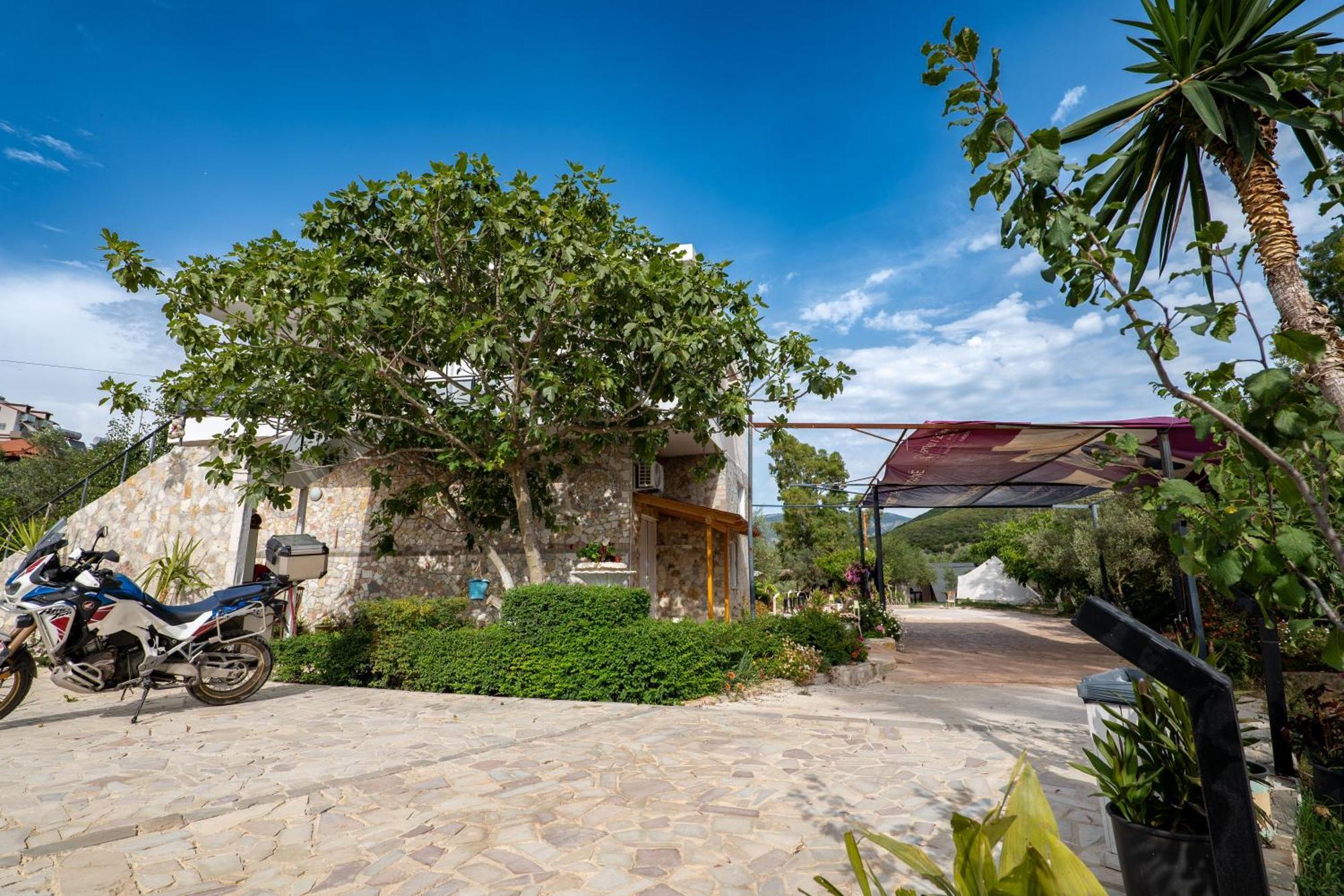 Garden Villa Lake Side & Glamping Ksamil Exterior photo